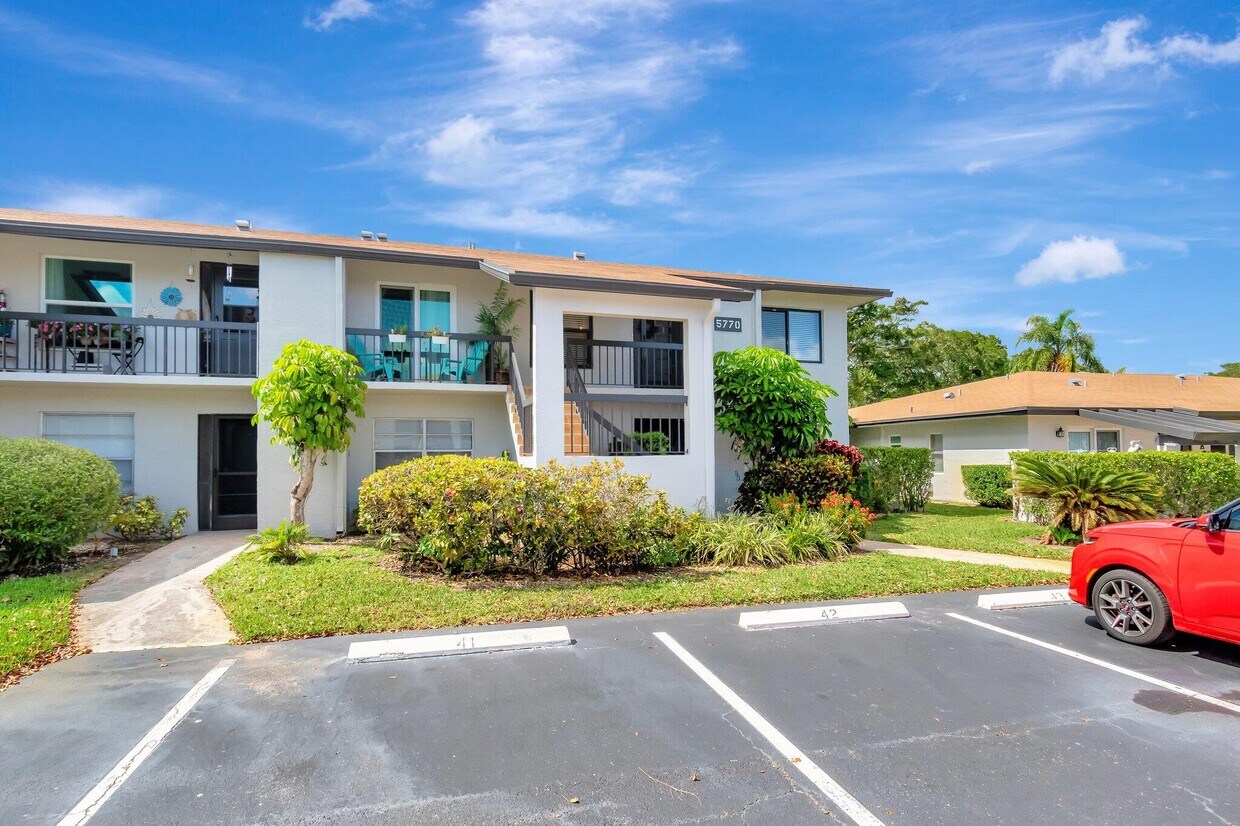 Foto principal - 5770 Princess Palm Ct