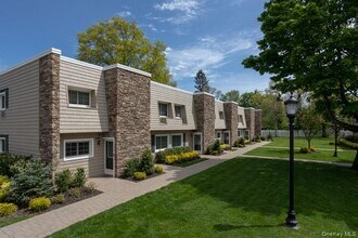 Building Photo - 1314 Smithtown Ave
