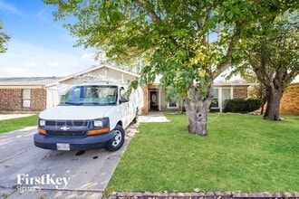 Building Photo - 6104 Skylark Ln