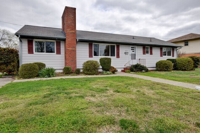 Foto del edificio - 609 Birch Dr