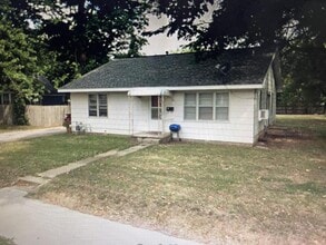 Building Photo - 826 W Austin Blvd Building Photo - 826 W Austin Blvd