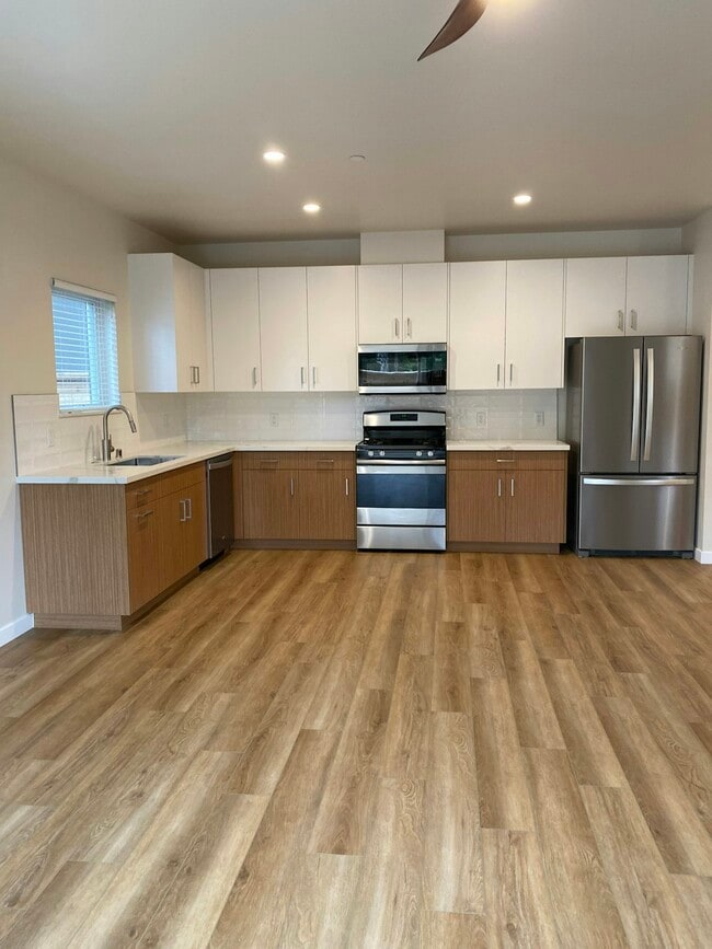 Building Photo - 691 Stoneridge Dr