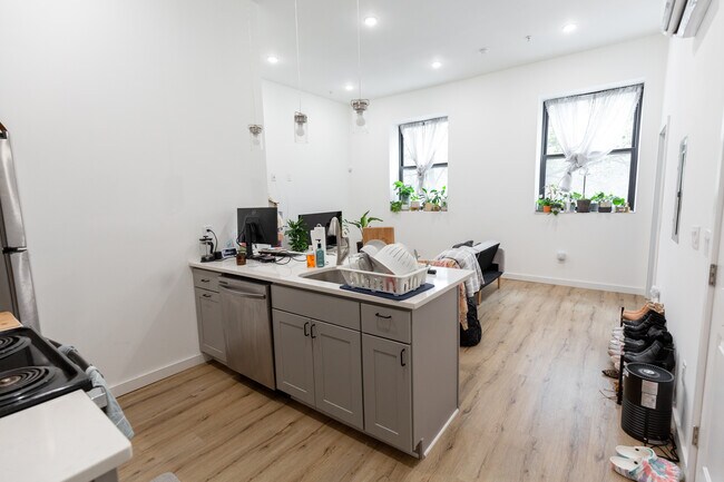 Building Photo - 3945 Lancaster Ave