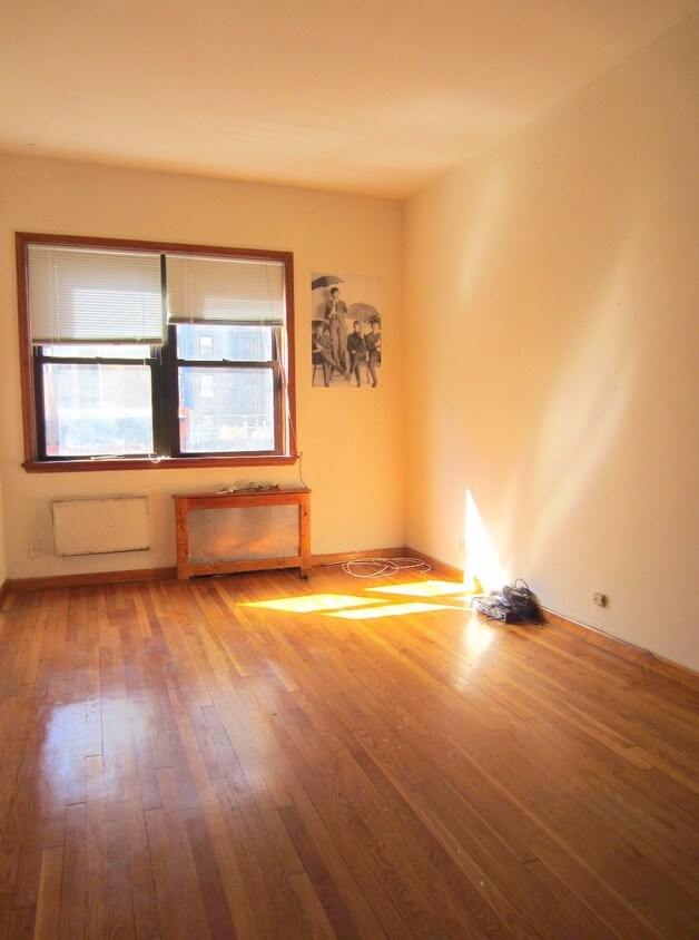 Building Photo - 356 W 46th St