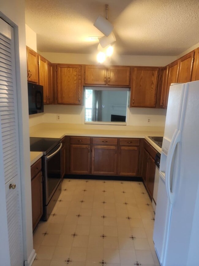 Building Photo - 4100 Sedgewood Dr