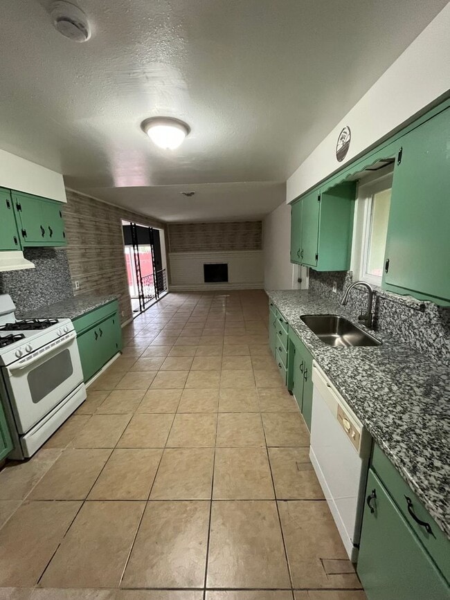 Building Photo - 427 N Santa Ana St