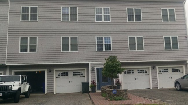 Building Photo - 271 Draper St