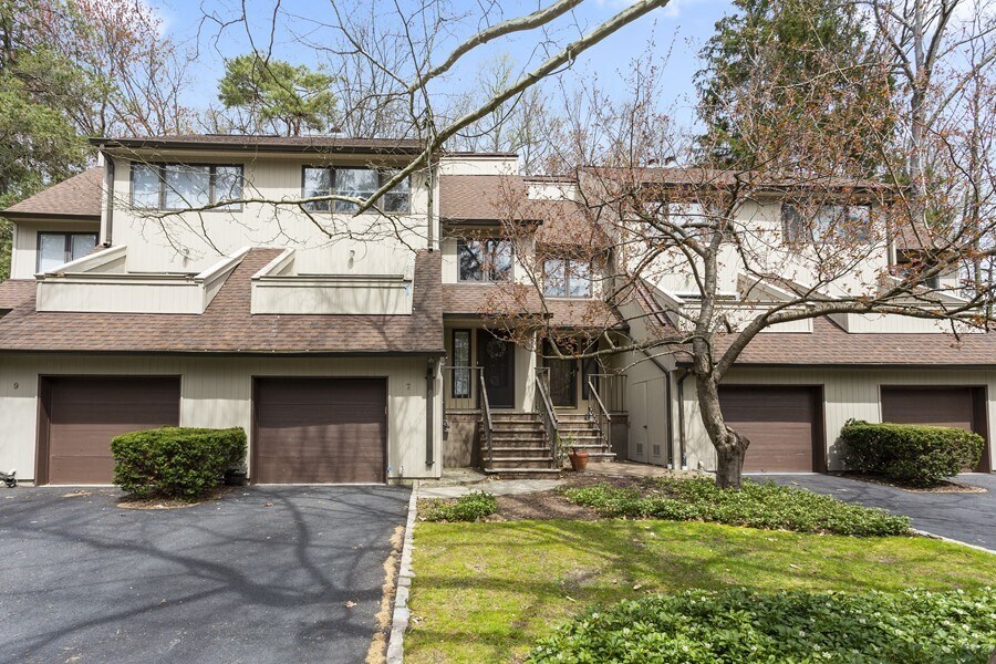 Primary Photo - Multi Floor Unit, Townhouse-Interior - Mou...