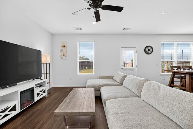 Foto del edificio - 17843 Plow Horse Ln