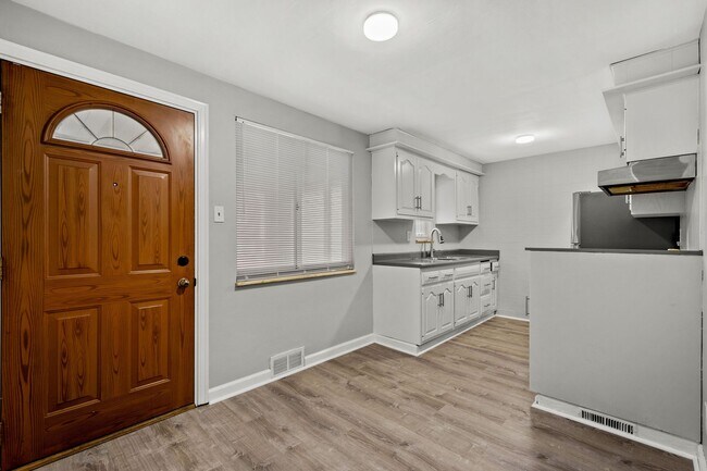 Foto del edificio - Stunning 3 bedroom home in Clairton availa...