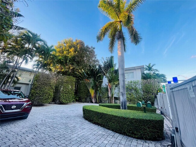Foto del edificio - 8036 Harding Ave