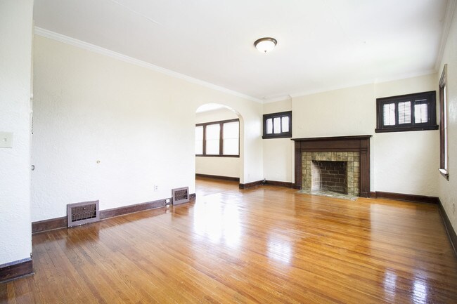 Building Photo - 4159 N Lockwood Ave
