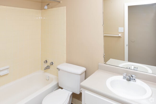 2BR, 2BA - 1,100 SF - Bathroom - Addison Park Apartments