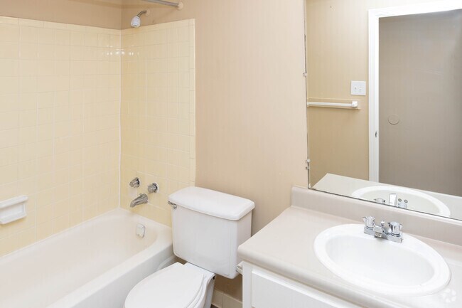 2BR, 2BA - 1,100 SF - Bathroom - Addison Park Apartments