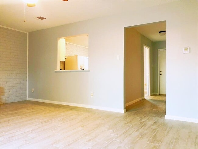 Building Photo - 8353 Leawood Blvd