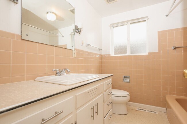 Foto del edificio - SHORT TERM RENTAL Charming Brick Home with...