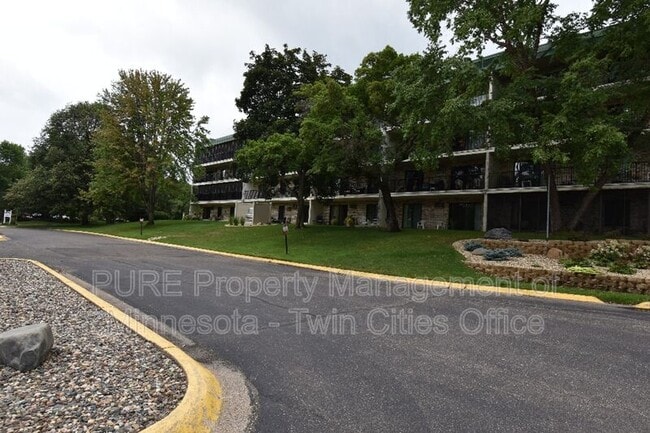 Foto del edificio - 10501 Cedar Lk Rd S