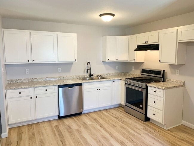 Building Photo - 2522 Meadowlane Dr