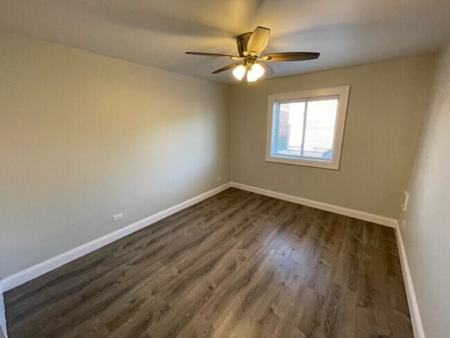 Foto del edificio - 517 S Milwaukee Ave