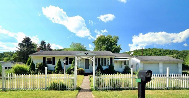 Building Photo - Cozy 3 bedroom 1 Bathroom Single Family Home