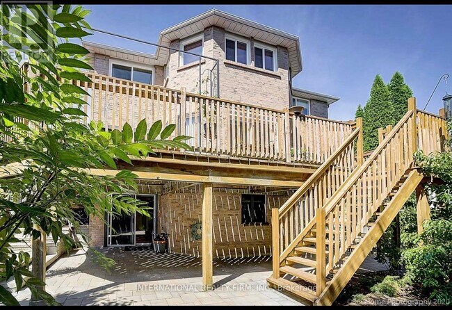 Building Photo - 141 Kemano Rd