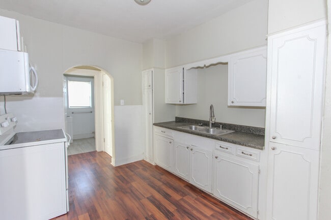 Building Photo - 102 W 13th St