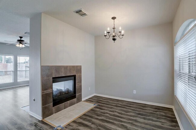 Building Photo - 15530 Hickory Dale St