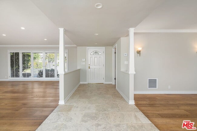 Building Photo - 14972 Camarosa Dr