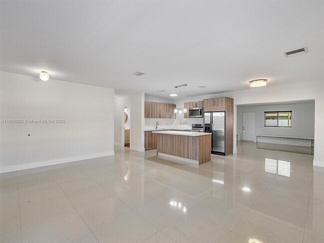 Foto del edificio - 3840 NW 176th St