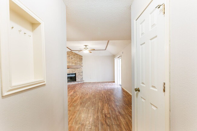 Foto del edificio - 2 Bedroom Duplex