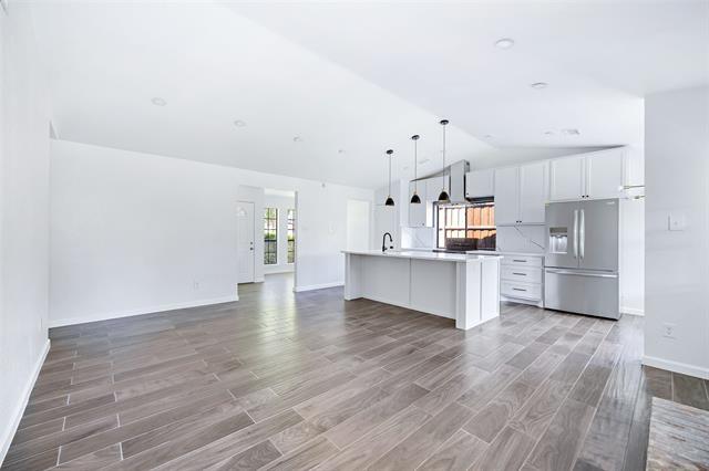 Foto del edificio - 8400 Willow Creek Dr