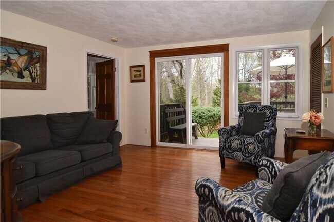 Building Photo - 390 Pendar Rd