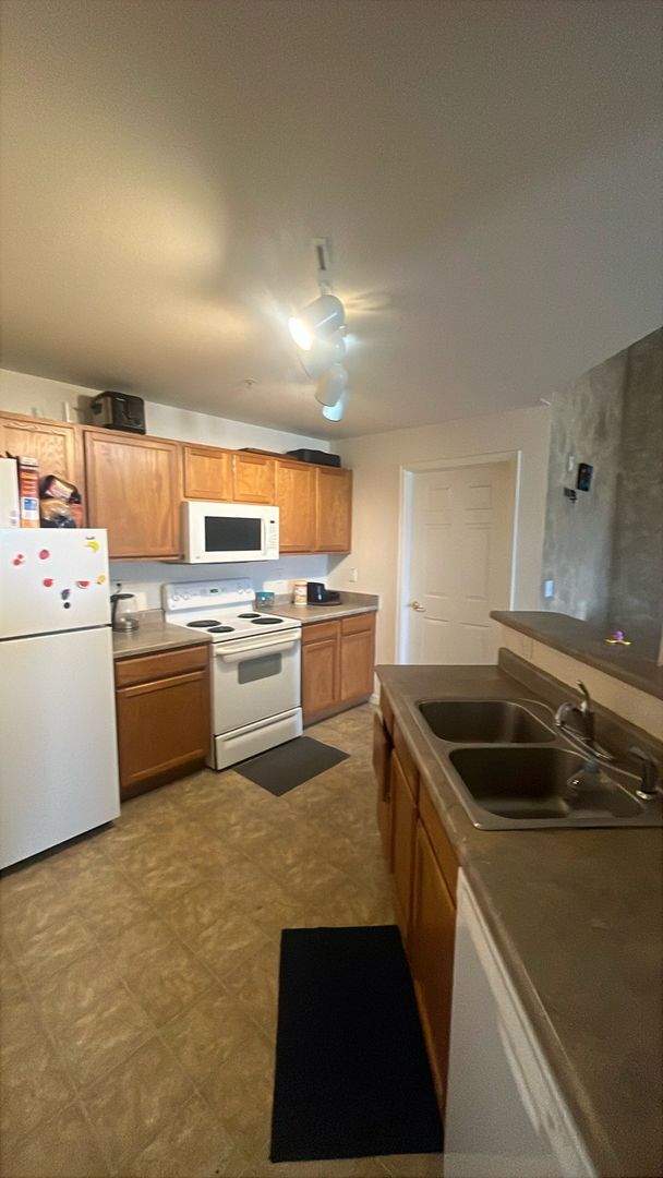 Foto del edificio - Nice 2 bed 2 bath near DIA in gated community