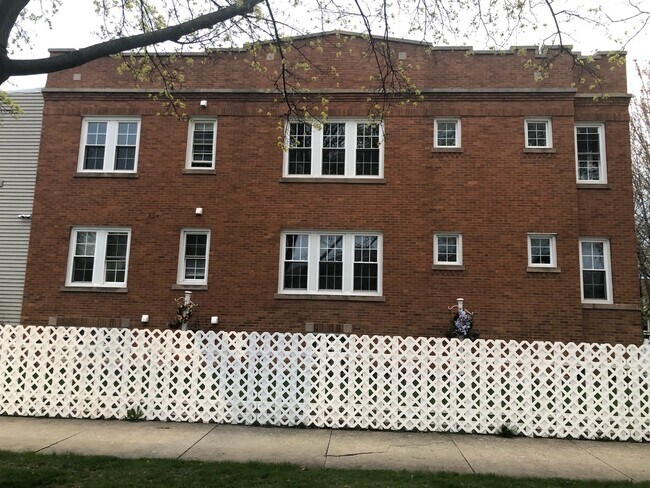 Building Photo - 4602 N Kenton Ave