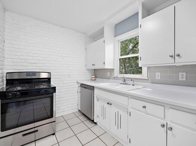 Building Photo - 2815 Quebec Ave S