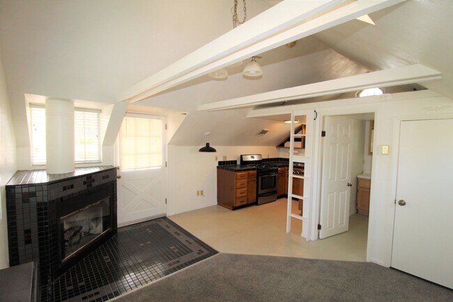 Building Photo - Charming Studio Home /Den & Small Yard!