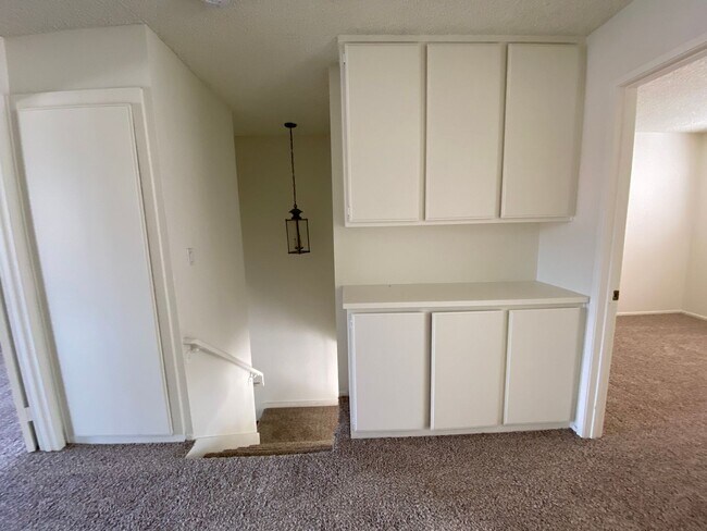 Foto del edificio - 3 bed, 2 1/2 bath two story townhome in Th...