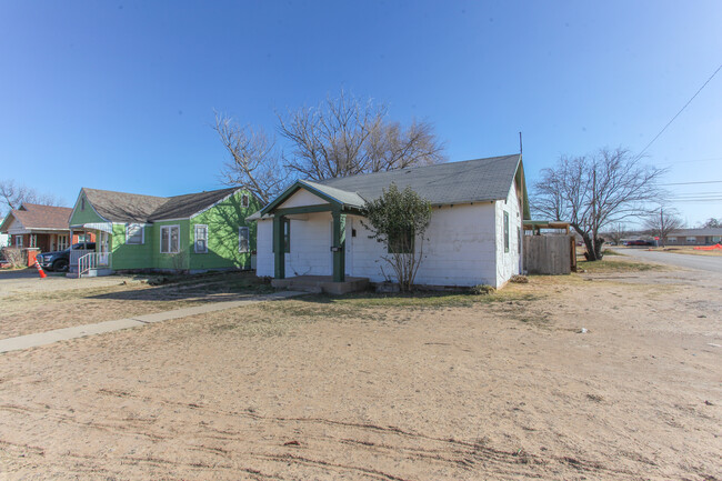 Building Photo - 1100 E 12th St