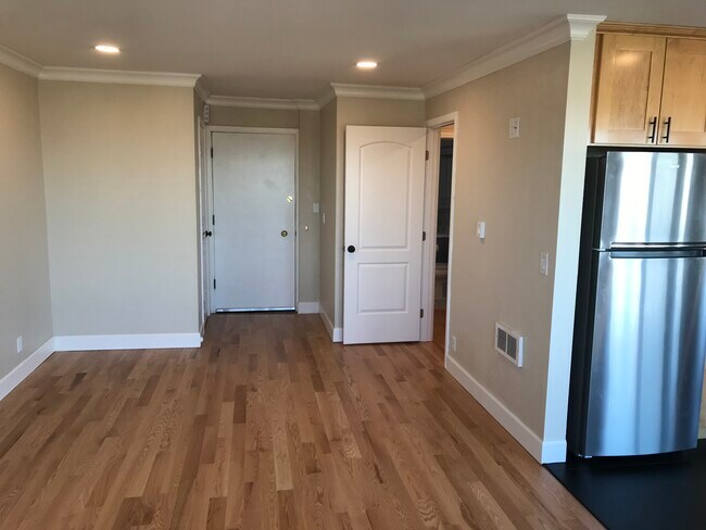 Livingroom facing entry way, bedroom door, kitchen - 3633 Market St