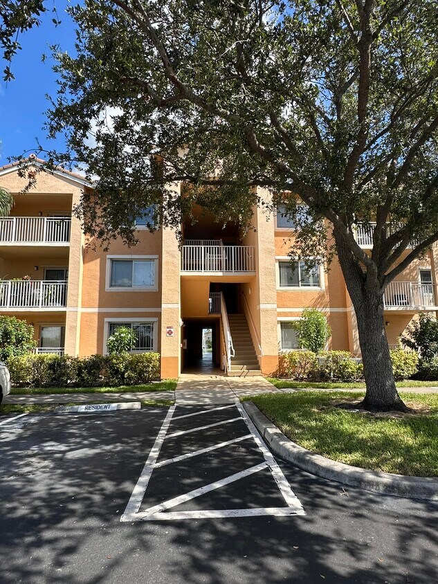 Foto principal - 261 SW Palm Dr