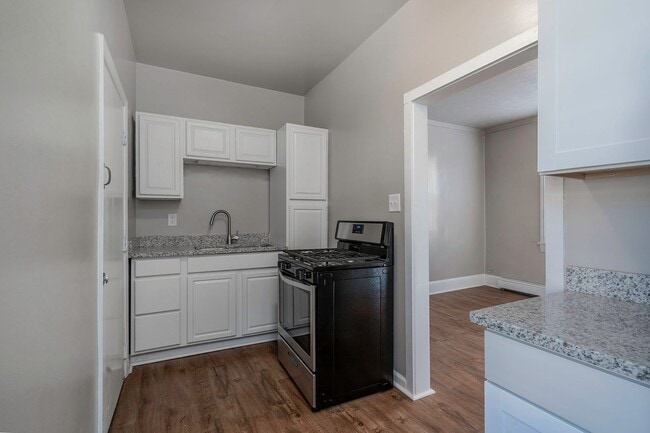 Building Photo - Remodeled 1 bedroom with fenced backyard