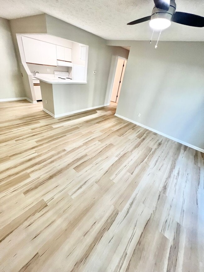 Building Photo - Beautiful 2 Bedroom Condo in Hampton Club ...