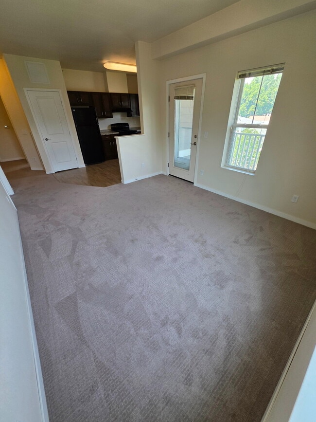 Building Photo - 2 Bedroom | 1 Bathroom 3rd Floor Apartment...