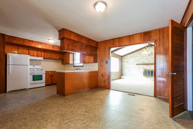 Building Photo - Lovely 3 Bedroom Brick Home