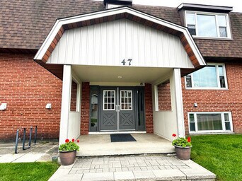 Photo du bâtiment - Lewis Court Apartments