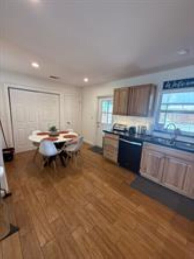 Foto del edificio - 541 NE 58th Ct