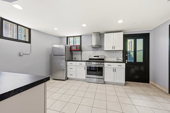Foto del edificio - $4,820.95 with $300 off the first month's rent, 5 Beds - 5 Bath, Single Family Home in Denver wit...