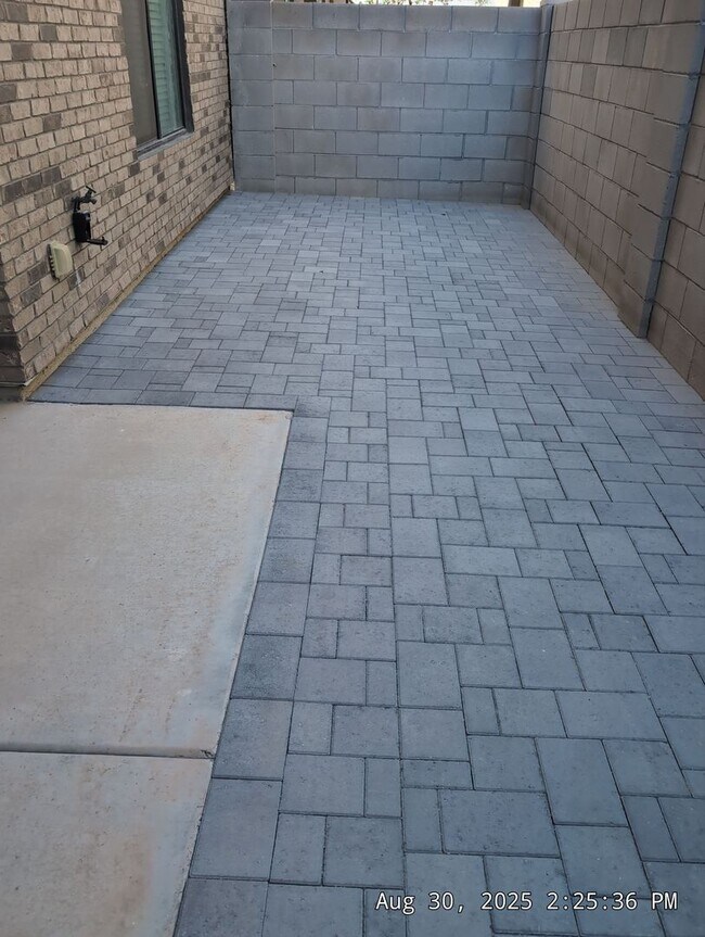 Building Photo - SPACIOUS and awesome townhome! Excellent floorplan!