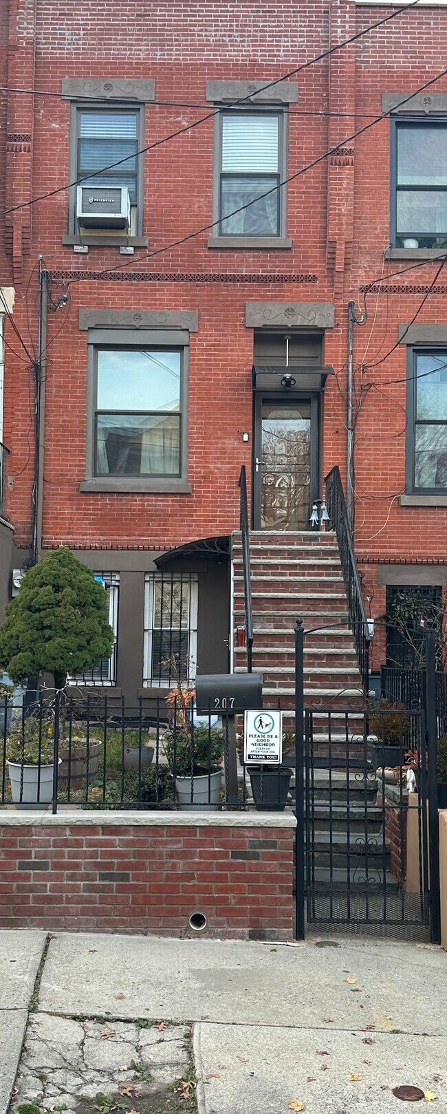 Foto del edificio - 207 Clerk St