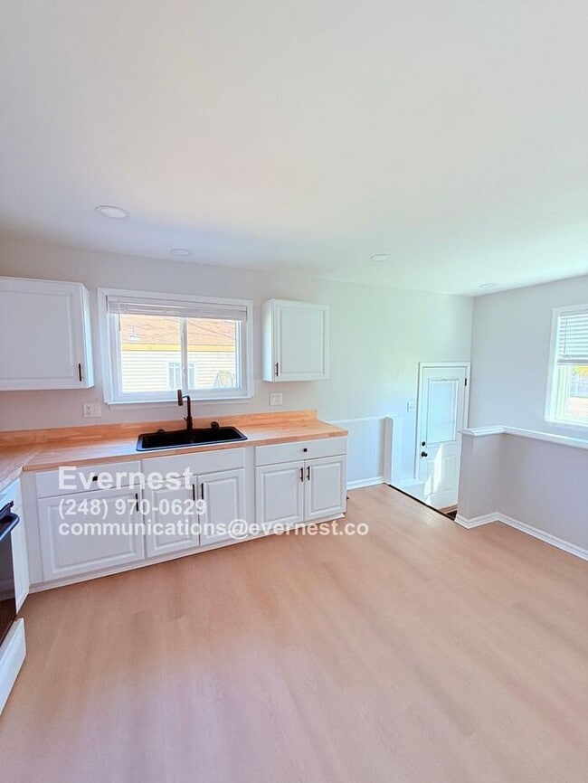 Building Photo - Charming 3-Bedroom Home with Spacious Yard...